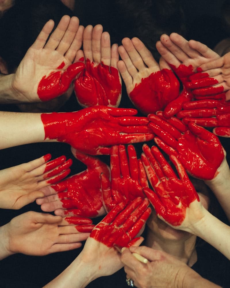 Deux mains posées l'une sur l'autre, geste d'accompagnement